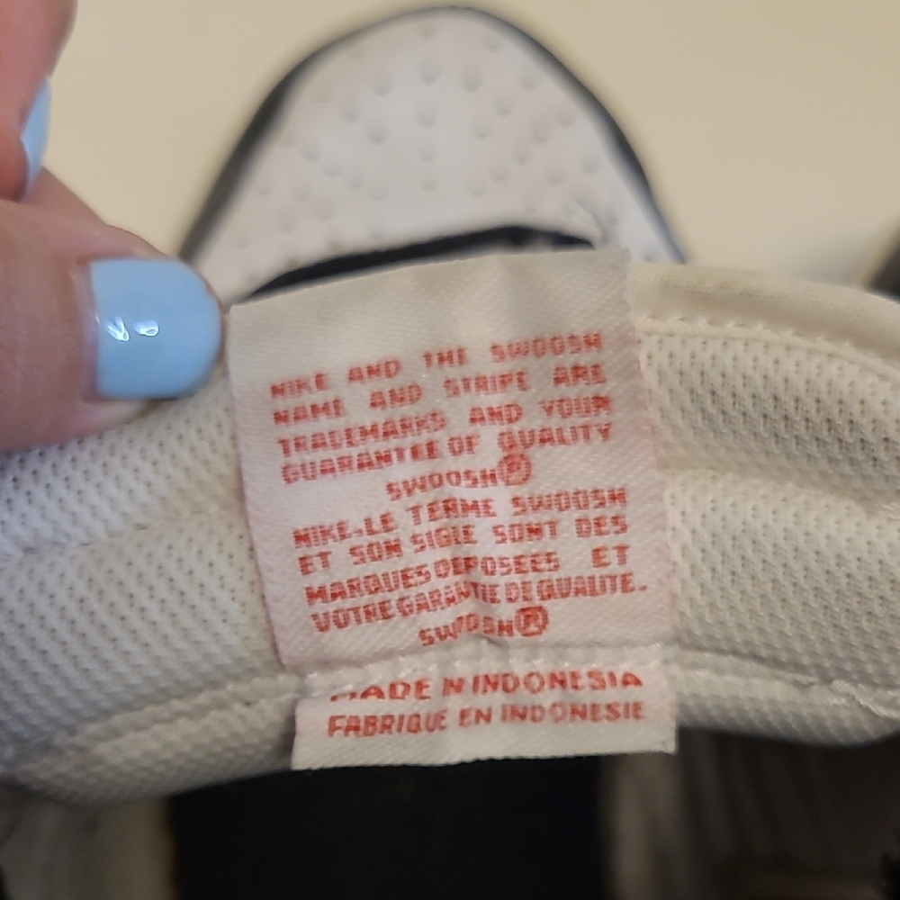 Nike Black and White Sneakers - Picture 3 of 13